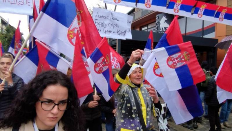 Kurti zakuhal krizo: Srbi zaradi kršitev dogovorov izstopili iz vseh institucij na severu Kosova, sledi večja zaostritev?