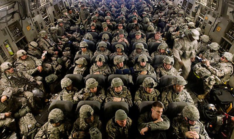Biden po pričakovanjih zaostruje: ZDA naj bi poslale do 50.000 vojakov v Evropo, vojaška oprema že v Ukrajini