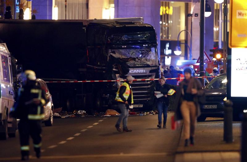 V napadu tovornjaka na božično tržnico v Berlinu najmanj 12 mrtvih in 48 ranjenih