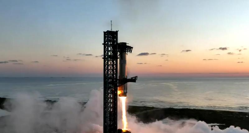 Prelomno: SpaceX prestregel prvo stopnjo največje rakete na svetu z »mehaničnimi rokami« Mechazille!