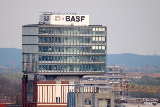 BASF lani za 50 odstotkov povečal čisti dobiček