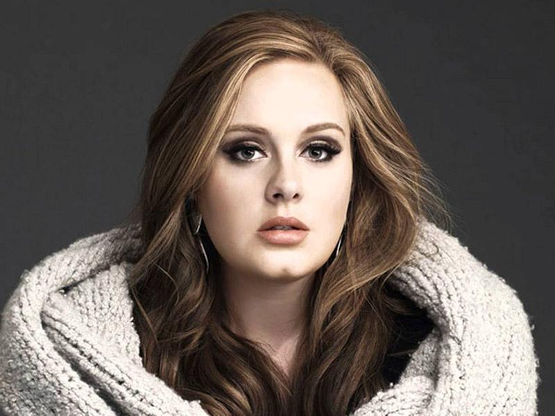 Grammyje za album, pesem in ploščo leta osvojila Adele