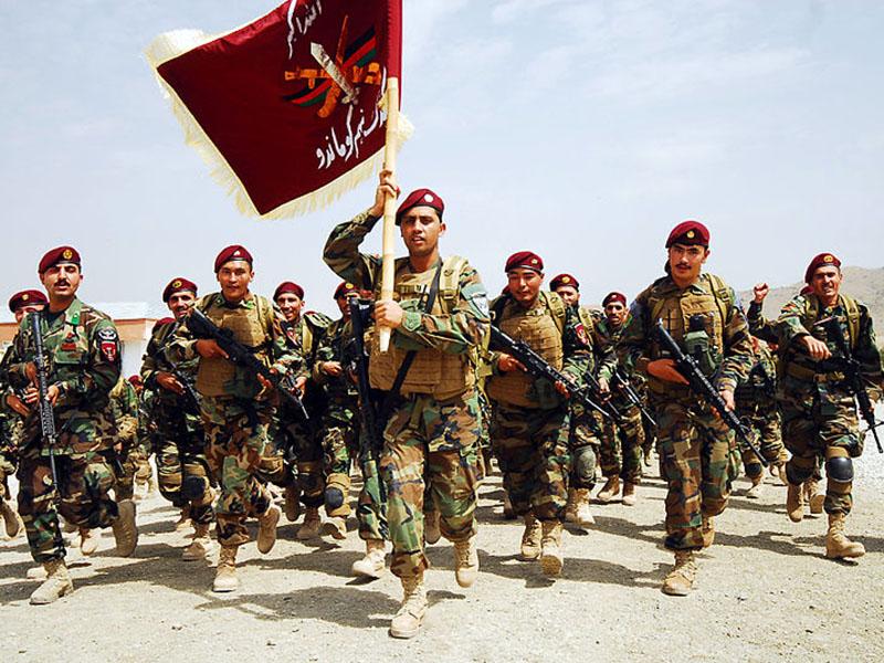 Zakaj vojaki puščavskega Afganistana nosijo kamuflažne uniforme za gozd?