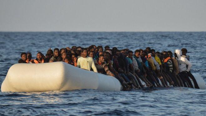 Več tisoč migrantov na poti iz Libije v Evropo