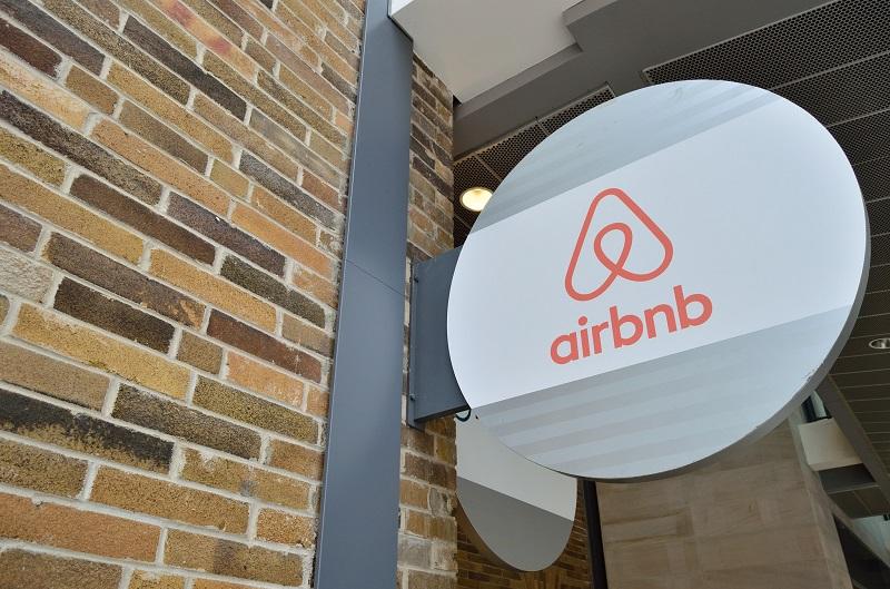 Bruselj in organi za varstvo potrošnikov od Airbnb zahtevajo spoštovanje pravil
