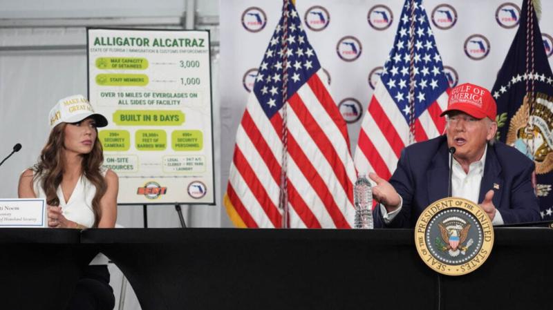 Rezilne žice, aligatorji in strupene kače: Trump obiskal »Aligator Alcatraz« za migrante in prebežnike