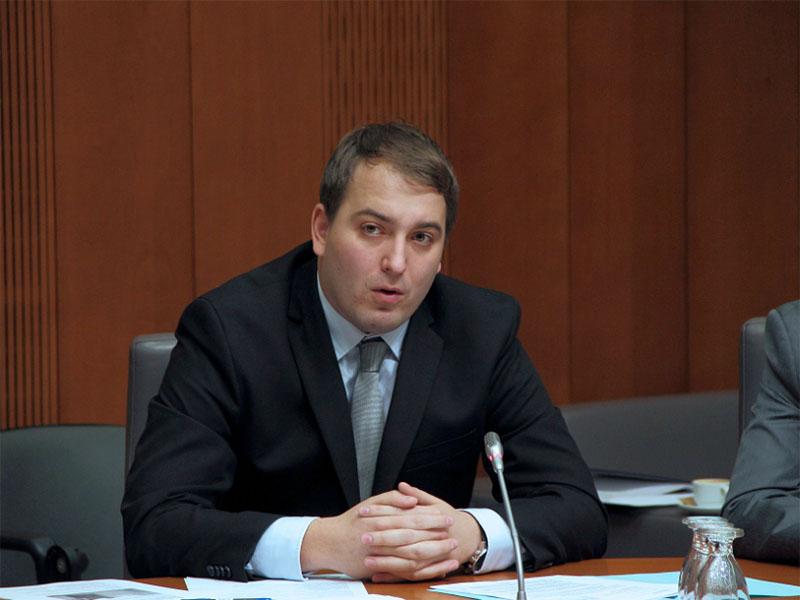 Čuš v DZ prinesel podpise podpore za zakonsko omejitev dela trgovin ob nedeljah