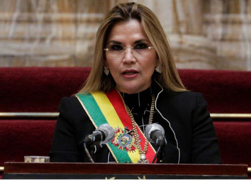Samooklicano bivšo predsednico Bolivije policija našla v škatli pod posteljo in jo aretirala zaradi državnega udara