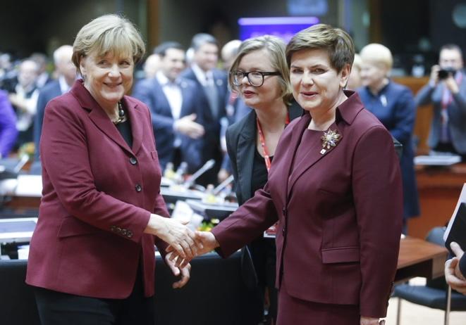 Merklova in Szydlova za ohranitev sankcij proti Rusiji