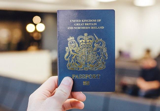 V EU zavračajo britanske trditve glede barve potnih listov