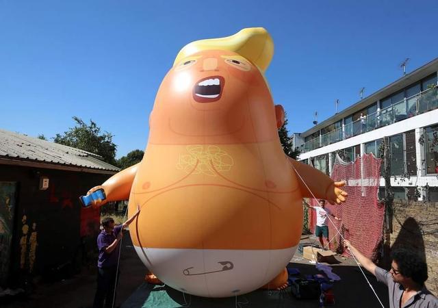 Trumpa v Londonu čaka »dojenček Trump« z majhnimi dlanmi in »moškimi joški«