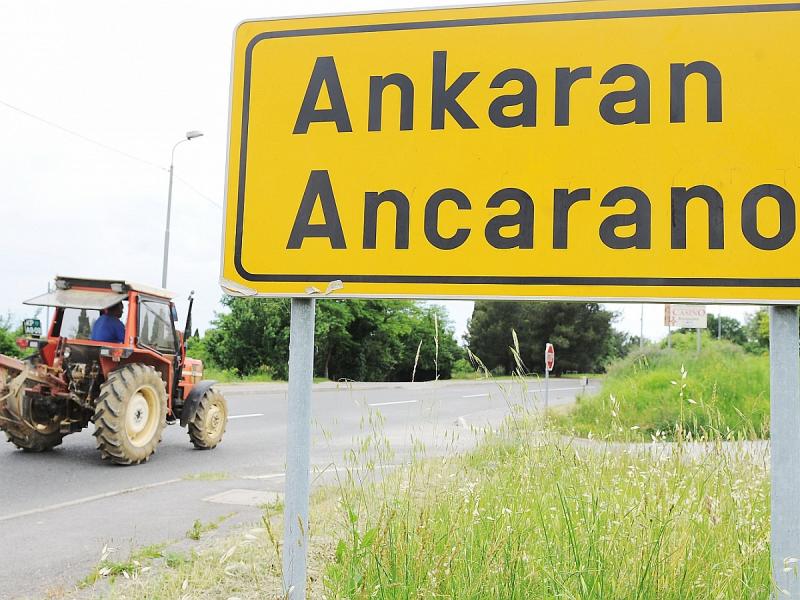 Zakonca iz Ankarana tujcem nezakonito urejala delovna dovoljenja