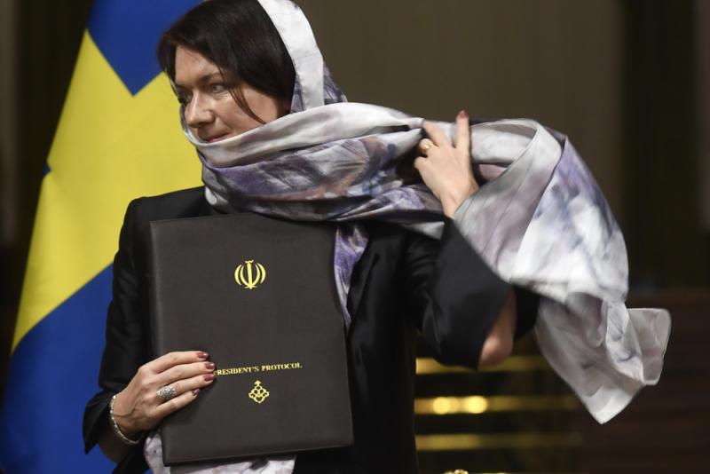 Švedska vlada na udaru zaradi naglavne rute ministrice med obiskom v Iranu