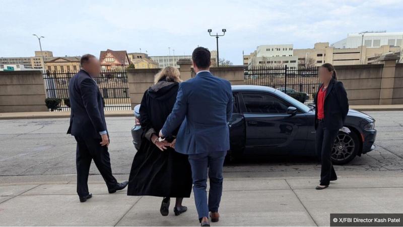 Fotografija šokirala ameriško javnost: Sodnico odpeljali iz sodne dvorane vklenjeno, aretacijo opravil FBI