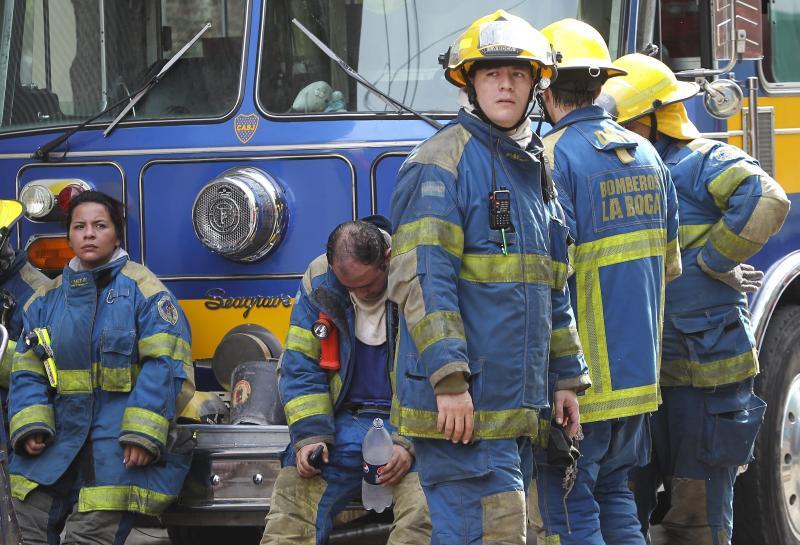 Gasilci morali porušiti zid, da so iz hiše odnesli 490-kilogramsko žensko