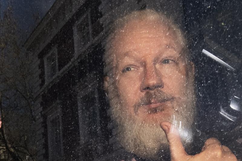 Lažno opravičevanje predaje: Julian Assange kot »razvajenec« in »sosed iz pekla«, ki po zidovih maže iztrebke