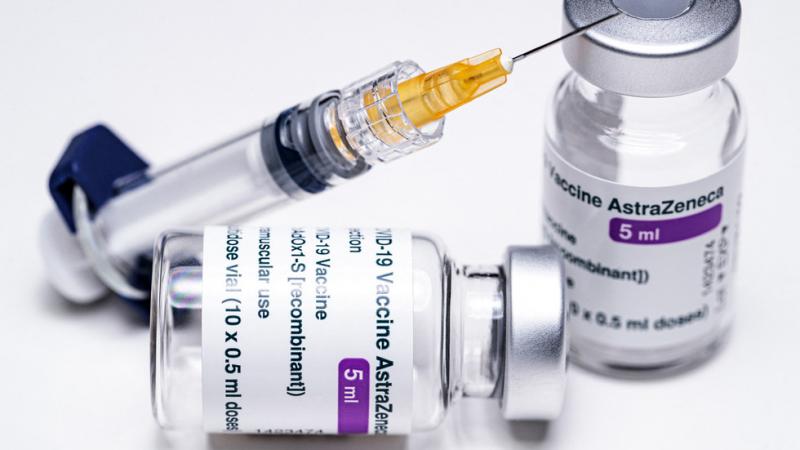 Cepivo AtraZenece varno, toda pojavljanja krvnih strdkov v povezavi s cepivom »še vedno ne morejo povsem izključiti«