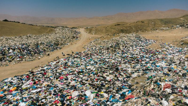 Atacama: puščava, kjer se pod sipinami kopičijo gore naših, zaradi mode in potrošništva zavrženih oblačil