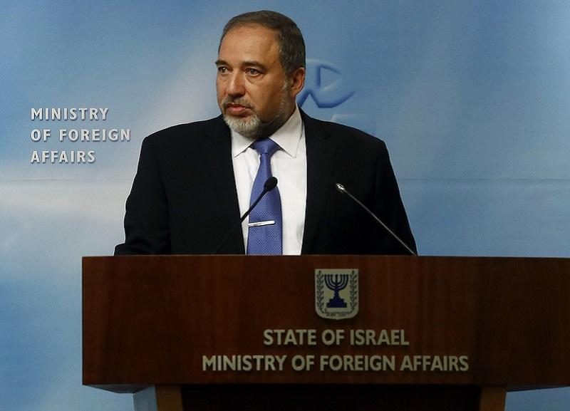 Izraelski obrambni minister odstopil, vlada v krizi