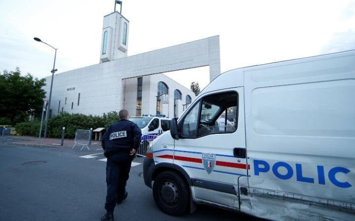 Več ranjenih v streljanju pred mošejo v francoskem Avignonu