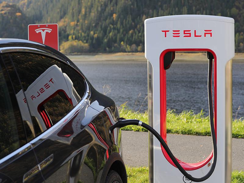 Tesla gre v boj za tržni delež z najcenejšim modelom 3, toda dva, res velika tekmeca, že združujeta moči