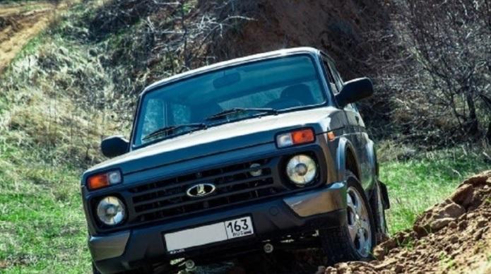 Nemci primerjajo neprimerljivo: Ruska Lada Taiga proti luksuznemu Bentley Bentayga