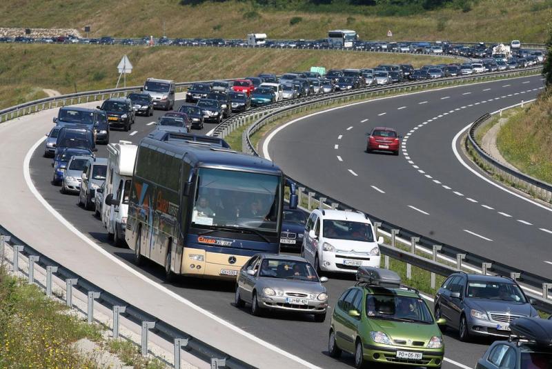 Med Uncem in Postojno promet z današnjim dnem po polovici avtoceste