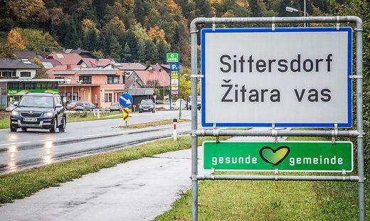 Na avstrijskem Koroškem na krajevnih tablah prelepili slovenska imena