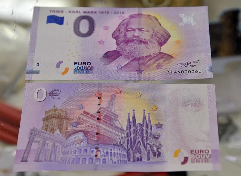 Prodanih že več kot 100.000 bankovcev za nič evrov s podobo Karla Marxa