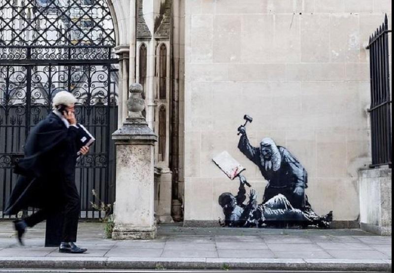 Banksyjeva poslikava v Londonu prepleskana, londonska policija bi lahko razkrila identiteto umetnika