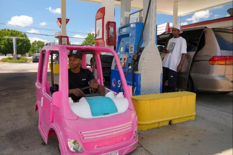 Ameriške sanje na rezervi: Ko je avtek »Barbie« cenejši od polnega rezervoarja