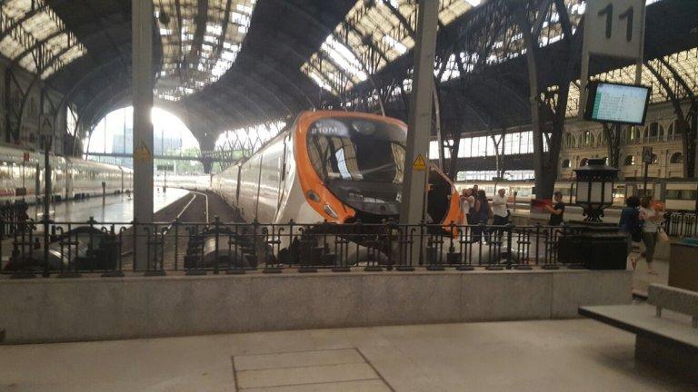 V železniški nesreči v Barceloni poškodovanih najmanj 48 ljudi