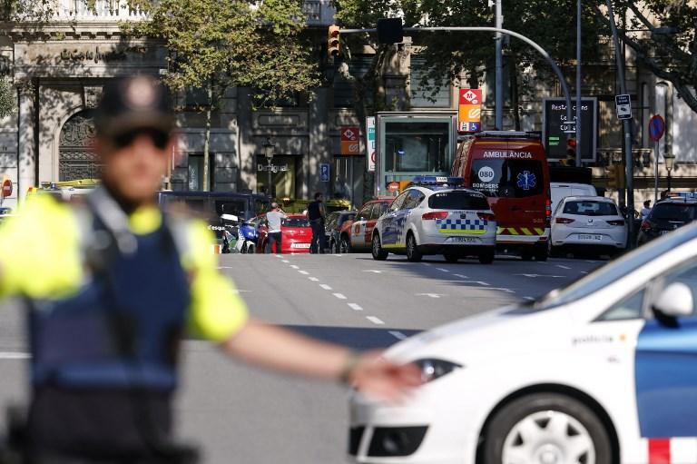 Množica v Barceloni s sporočili proti terorizmu