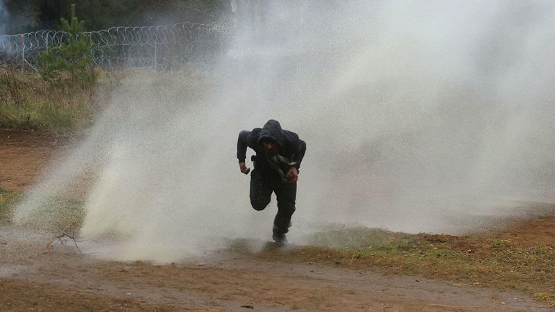 Belorusko-poljska meja: dimne bombe, solzivec, helikopterji in vodni topovi, migranti odgovorili s kamenjem in fračami
