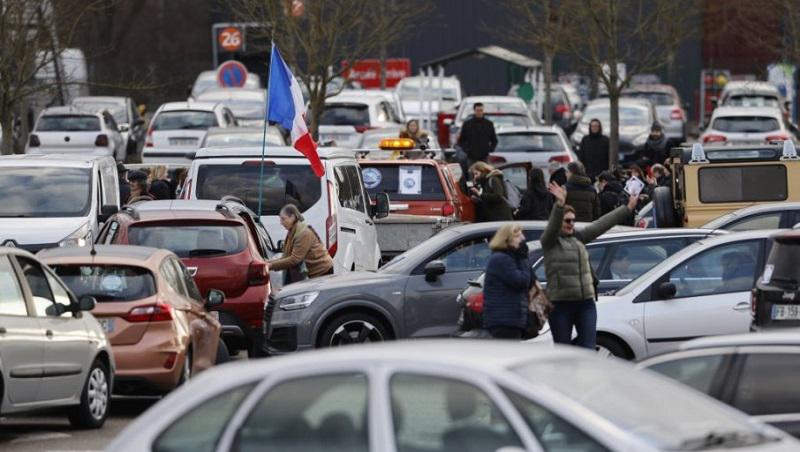 Samo 30 litrov goriva na osebo: Stavka v francoskem energetskem sektorju ohromila Francijo