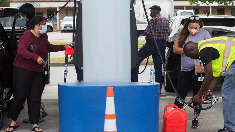 Kaos na bencinskih črpalkah v ZDA: Čakajoči se pretepajo in bencin točijo kar - v plastične vrečke!