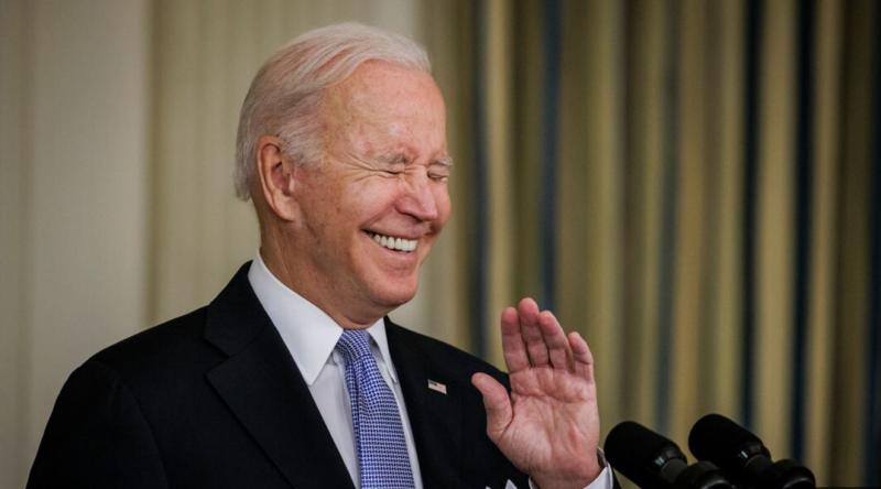 Popolna parodija: Biden se je sladko nasmejal ob vprašanju o možnosti zmage Ukrajine  (VIDEO)