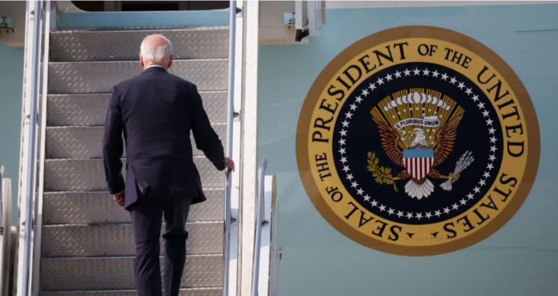 Nič več kobacanja med vstopom v Air Force One? Krajše stopničke za Bidna