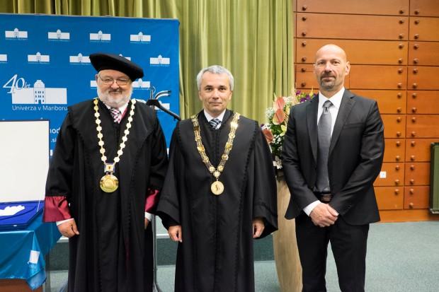 Vlada z današnje seje umaknila predlog uredbe o plačah direktorjev v javnem sektorju