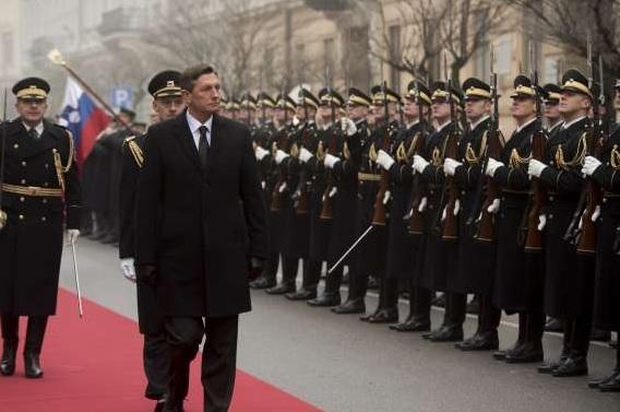 Ceremonial pred predsedniško palačo naznanil začetek drugega Pahorjevega mandata