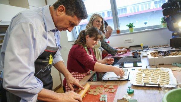 Predsednik Pahor z otroki pekel božične kekse