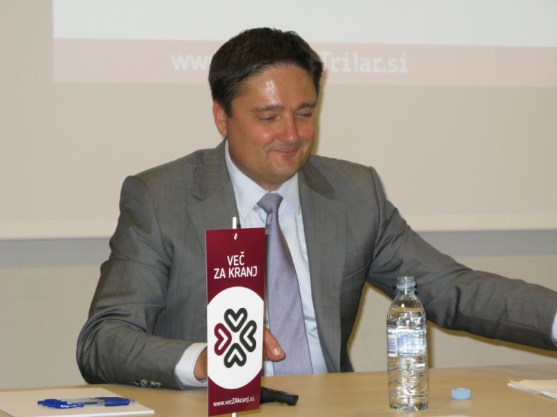 Kranjskemu županu za povzročeno nesrečo 5600 evrov kazni in začasna prepoved vožnje