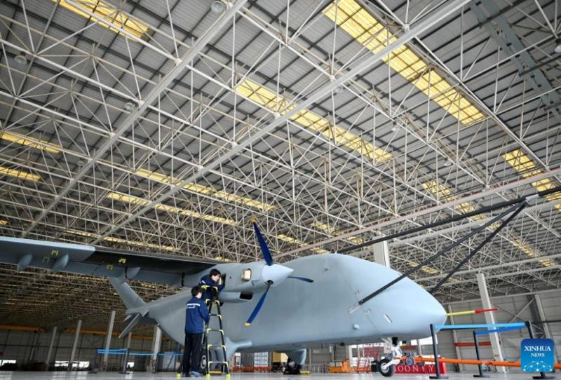 3,5 tone, 3000 kilometrov daleč  in brez pilota: Kitajsko brezpilotno tovorno letalo uspešno opravilo prvi polet