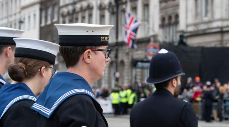 Pripelji tovariša: Britanska mornarica v težavah, ponuja 600 evrov rekrutom, da pripeljejo prijatelja