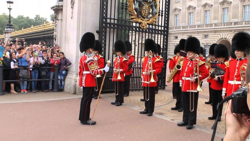 Napadalec pred Buckinghamsko palačo imel več kot meter dolg meč