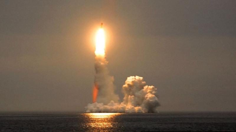 Ruska jedrska podmornica uspešno preizkusila medcelinsko balistično raketo »Bulava«