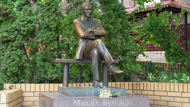 Nič jim ni svetega: Ukrajina odstranila spomenik Mihailu Bulgakovu v Kijevu (VIDEO)