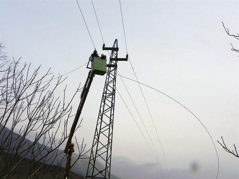 Na tisoče gospodinjstev po državi zaradi neurja brez elektrike