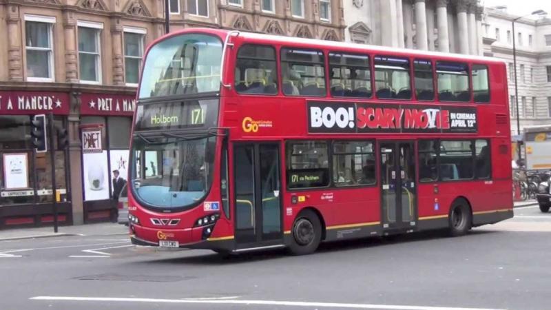 Londonski avtobus se je zaletel v trgovino, več ranjenih