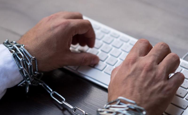 Nova fronta v boju za internetno resnico: Nemčija pripravlja algoritme, ki bodo propagirali »zaželene medije«